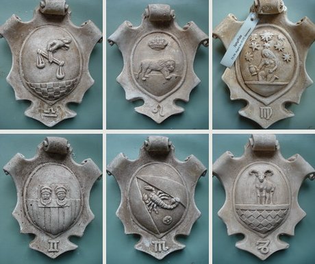 Alle Sternzeichenwappen:<br/>Gipsgu&szlig; ockerfarben patiniert<br/>ca. 23 x 19 x 6 cm<br/>