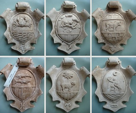 Alle Sternzeichenwappen:<br/>Gipsgu&szlig; ockerfarben patiniert<br/>ca. 23 x 19 x 6 cm<br/>